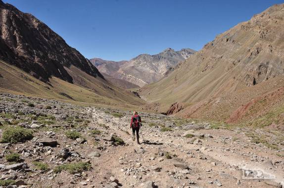 Caminhando de Confluencia para Laguna Horcones, na saída do Parque Provincial Aconcagua, na região de Mendoza, oeste da Argentina